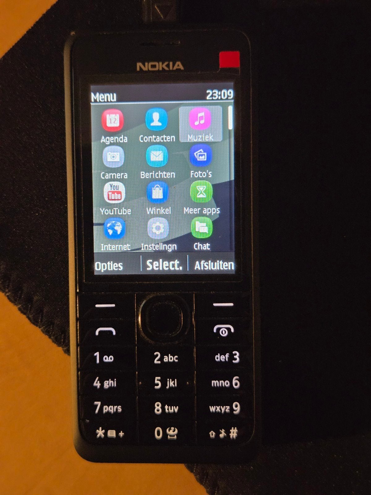 Nokia 301 telefoon met 3.2MP camera en lader, Gebruikt, Fysiek toetsenbord, 3 tot 6 megapixel, Ophalen of Verzenden