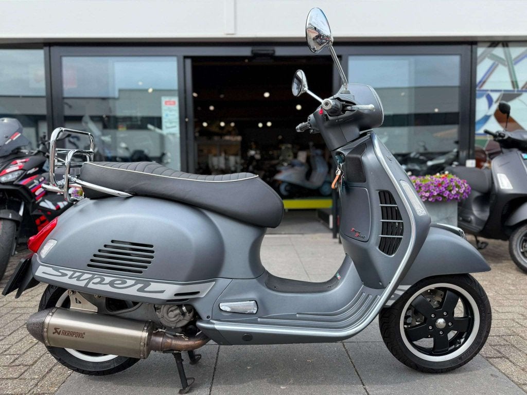 Vespa GTS 300 Super akrapovic, Niet ingevuld, Scooter, Sportuitlaat, Bedrijf