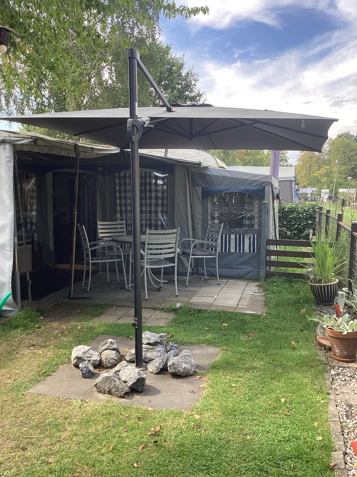 Gebruikte zweefparasol 3x3m met tegels en sierstenen, Tuin en Terras, Ophalen, Gebruikt, 3 tot 4 meter, Zweefparasol