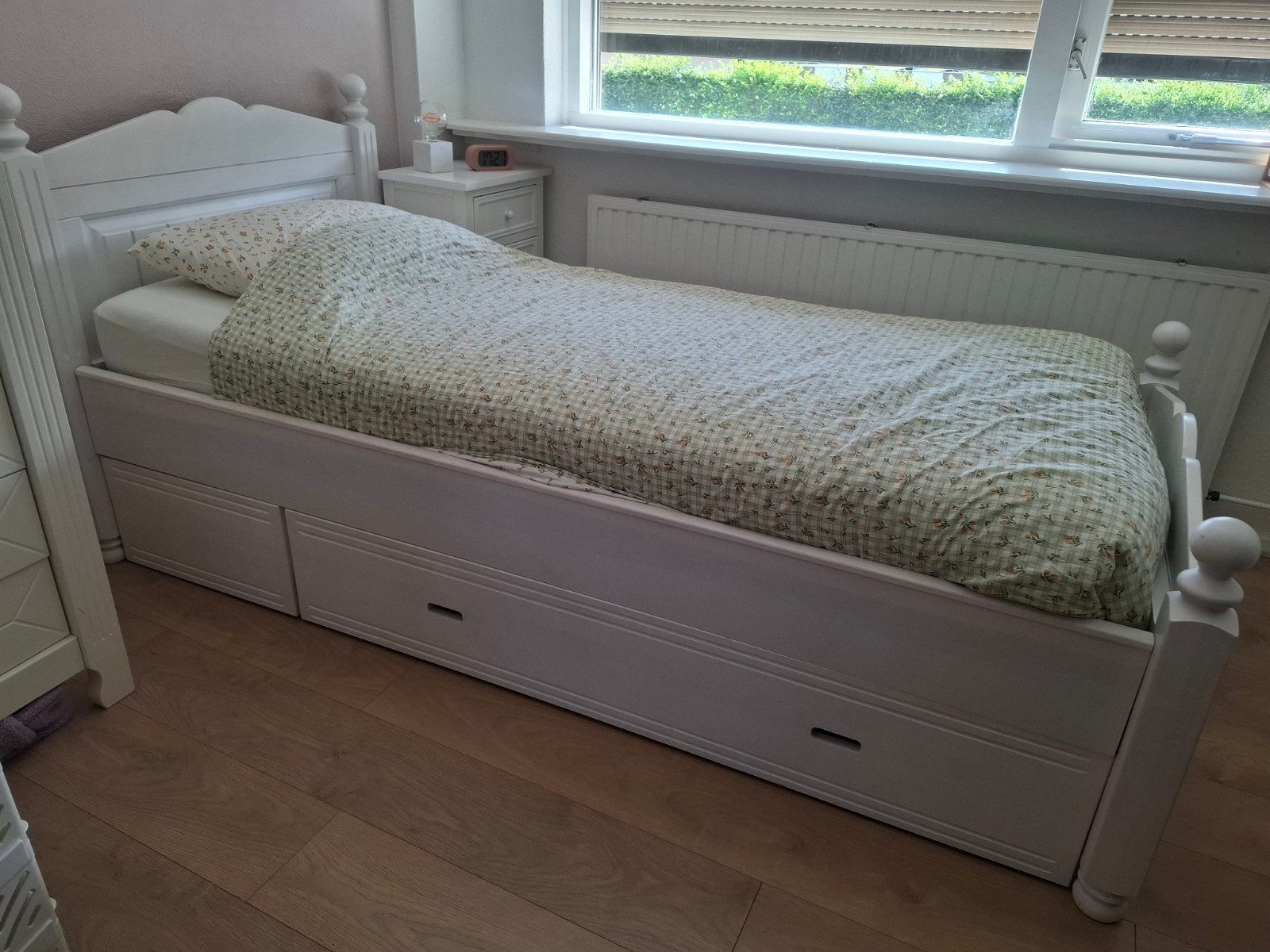 Wit eenpersoonsbed met opberglades 90x200, Ophalen, 85 tot 100 cm, Gebruikt, Lattenbodem