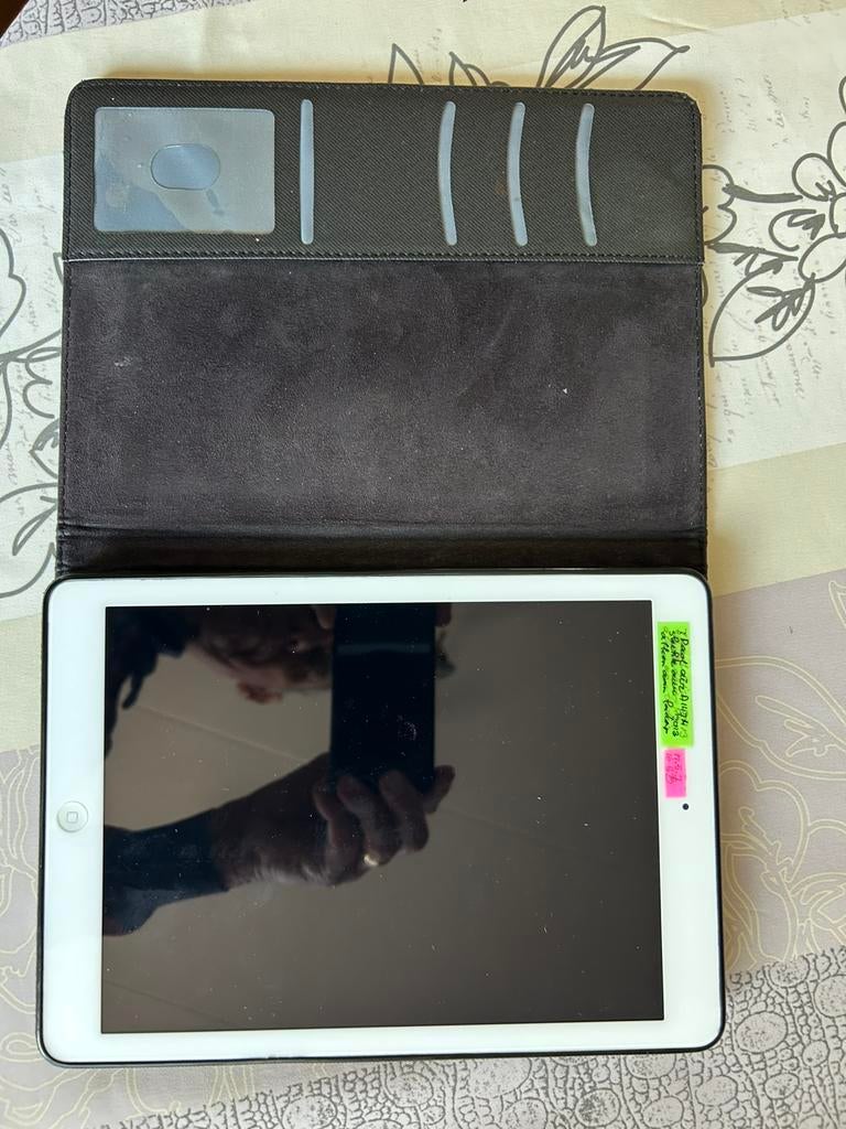 IPad air A1474 in flipcase, Computers en Software, Apple iPads, Wit, Apple iPad Air, Zo goed als nieuw, 16 GB