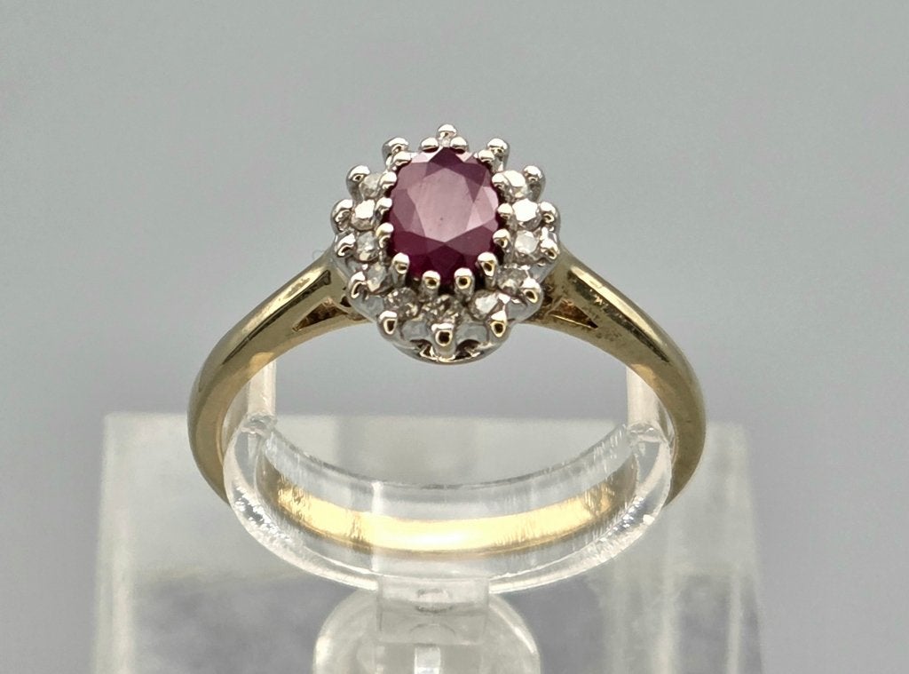 Gouden Vintage ring edelsteen robijn en diamanten. 2026/536