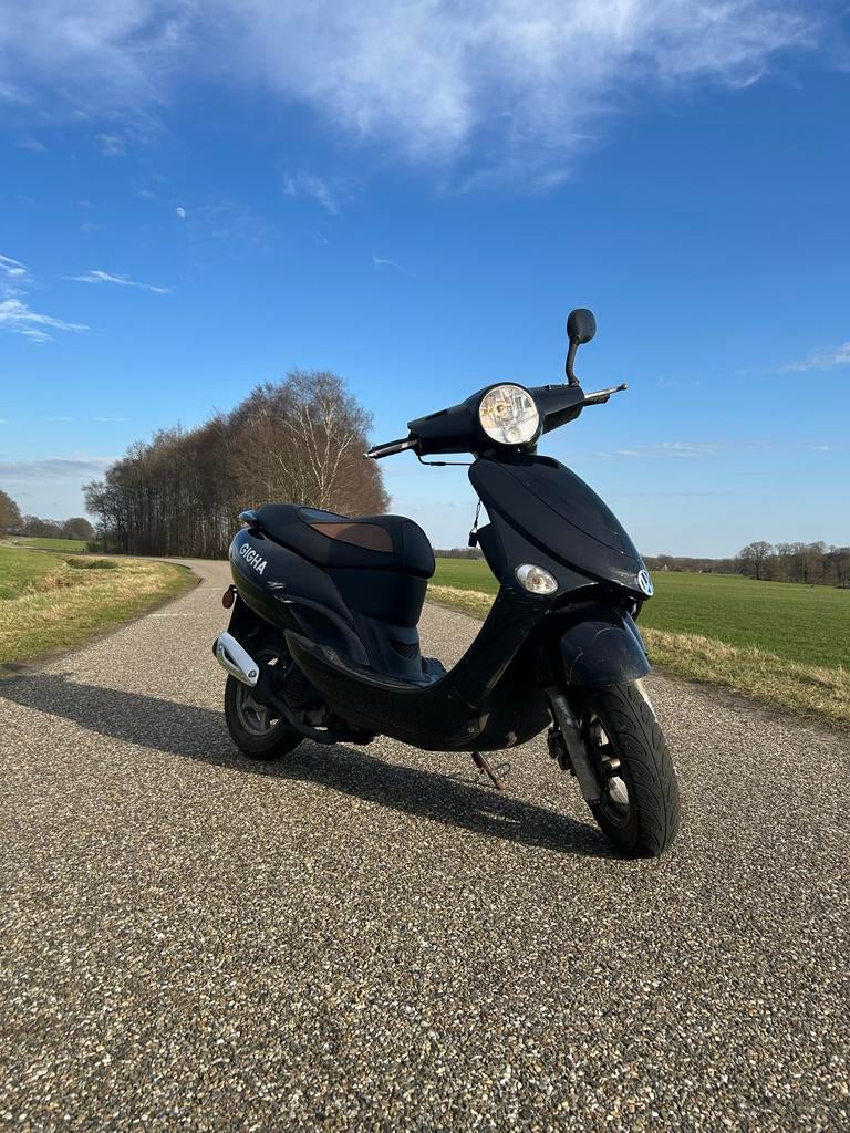 Gigha scooter zwart, Ophalen, Gebruikt, Maximaal 45 km/u, Benzine