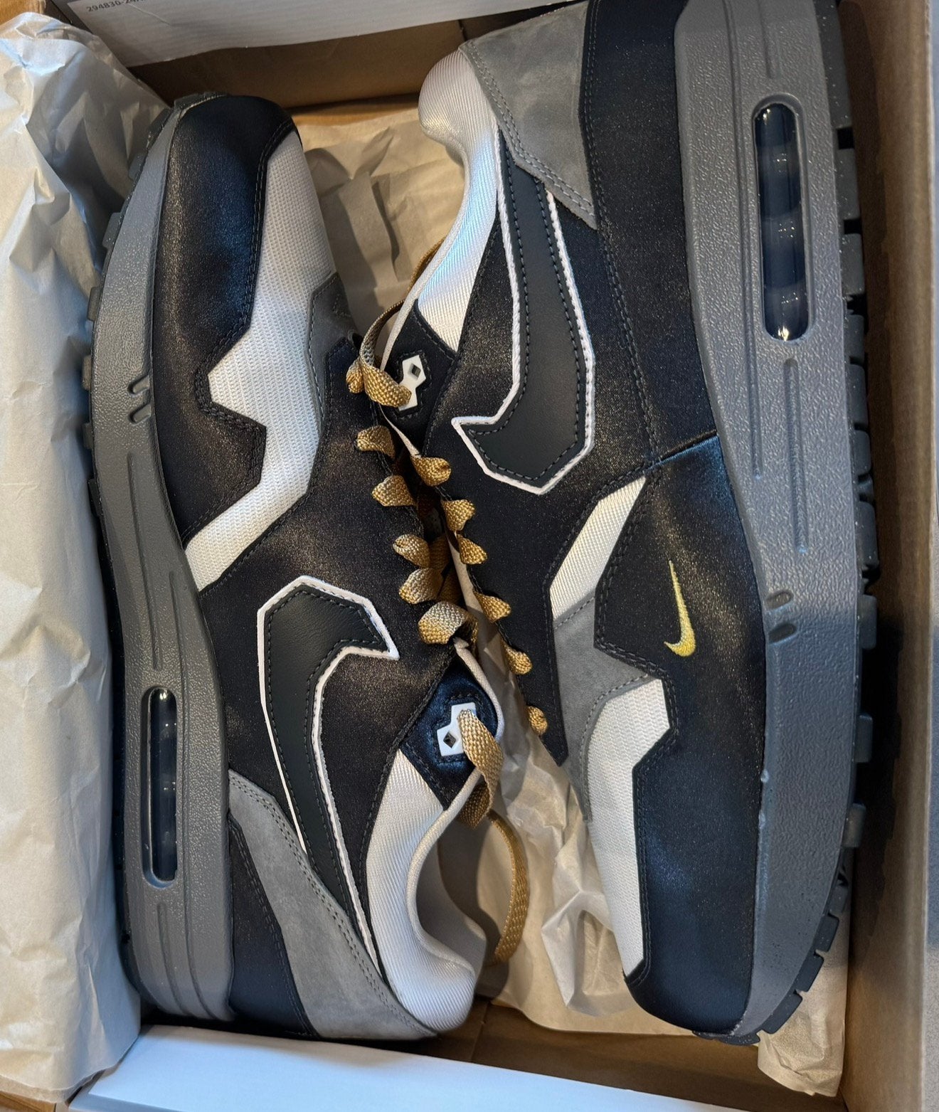 Nike Air Max 1 Big Head Mode ‘Swoosh 007’ – maat 47,5, Ophalen of Verzenden, Nieuw, Zwart, Sneakers of Gympen