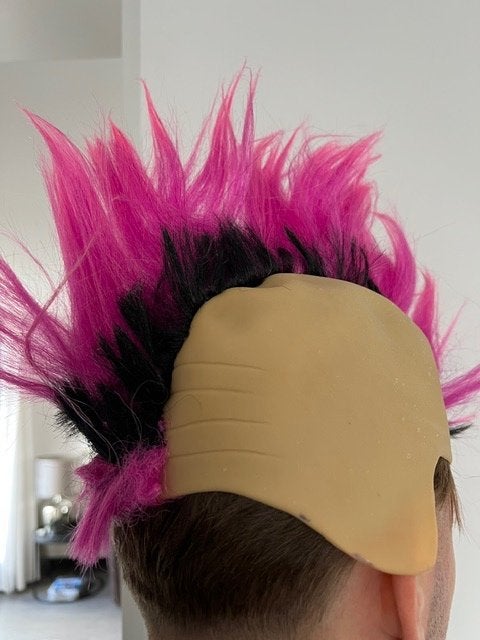 Pruik met hanenkam roze zwart., Carnaval, Maat 48/50 (M), Ophalen of Verzenden, Zo goed als nieuw