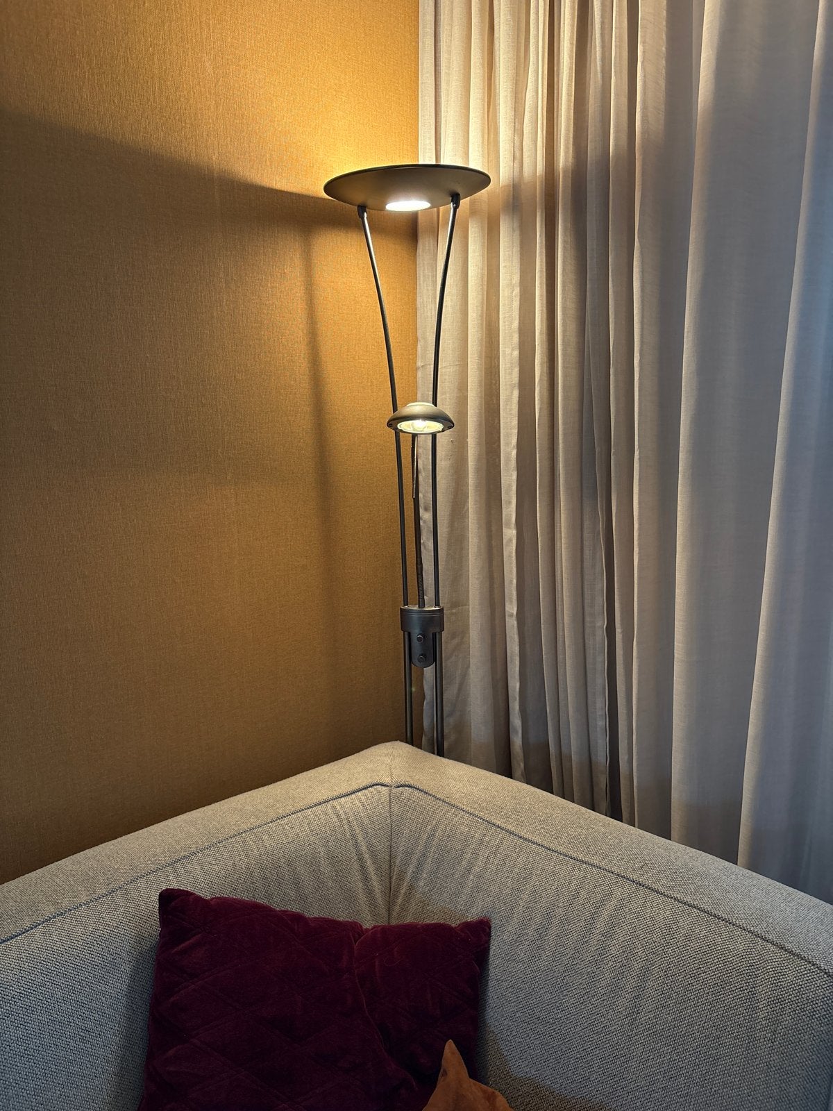 Stijlvolle vloerlamp met leeslamp - Gebruikt, Huis en Inrichting, Lampen | Vloerlampen, Ophalen, Gebruikt, Overige fittingen, Metaal