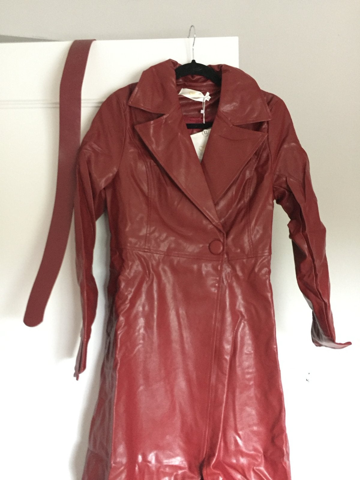 Bordeauxrode lange jas in leerlook, valt als maat L, Kleding | Dames, Jassen | Winter, Ophalen of Verzenden, Nieuw, Maat 42/44 (L)