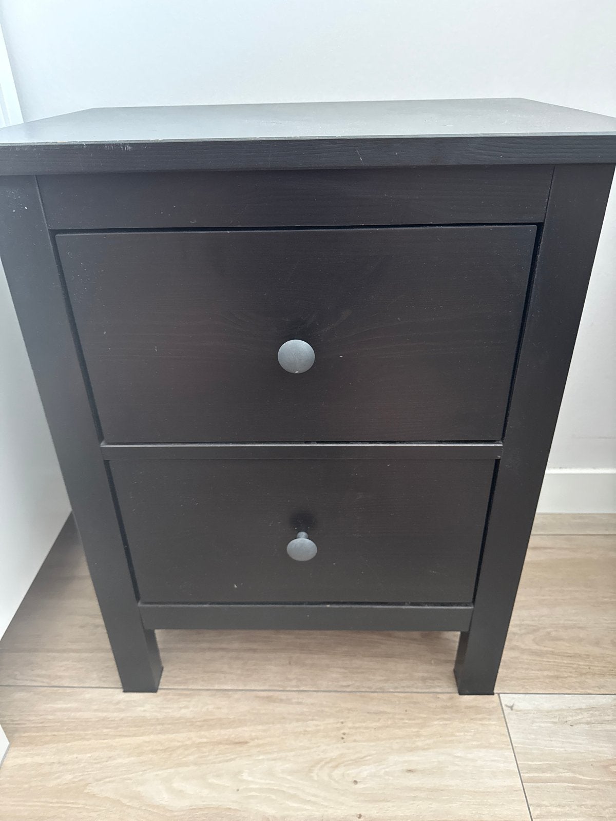 Donkerbruin nachtkastje Ikea gratis afhalen, Huis en Inrichting, Slaapkamer | Nachtkastjes, Ophalen, Gebruikt, Minder dan 45 cm