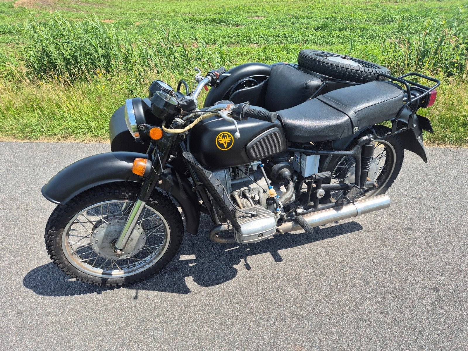 Zwarte Dnepr MT11 motor met zijspan   ural