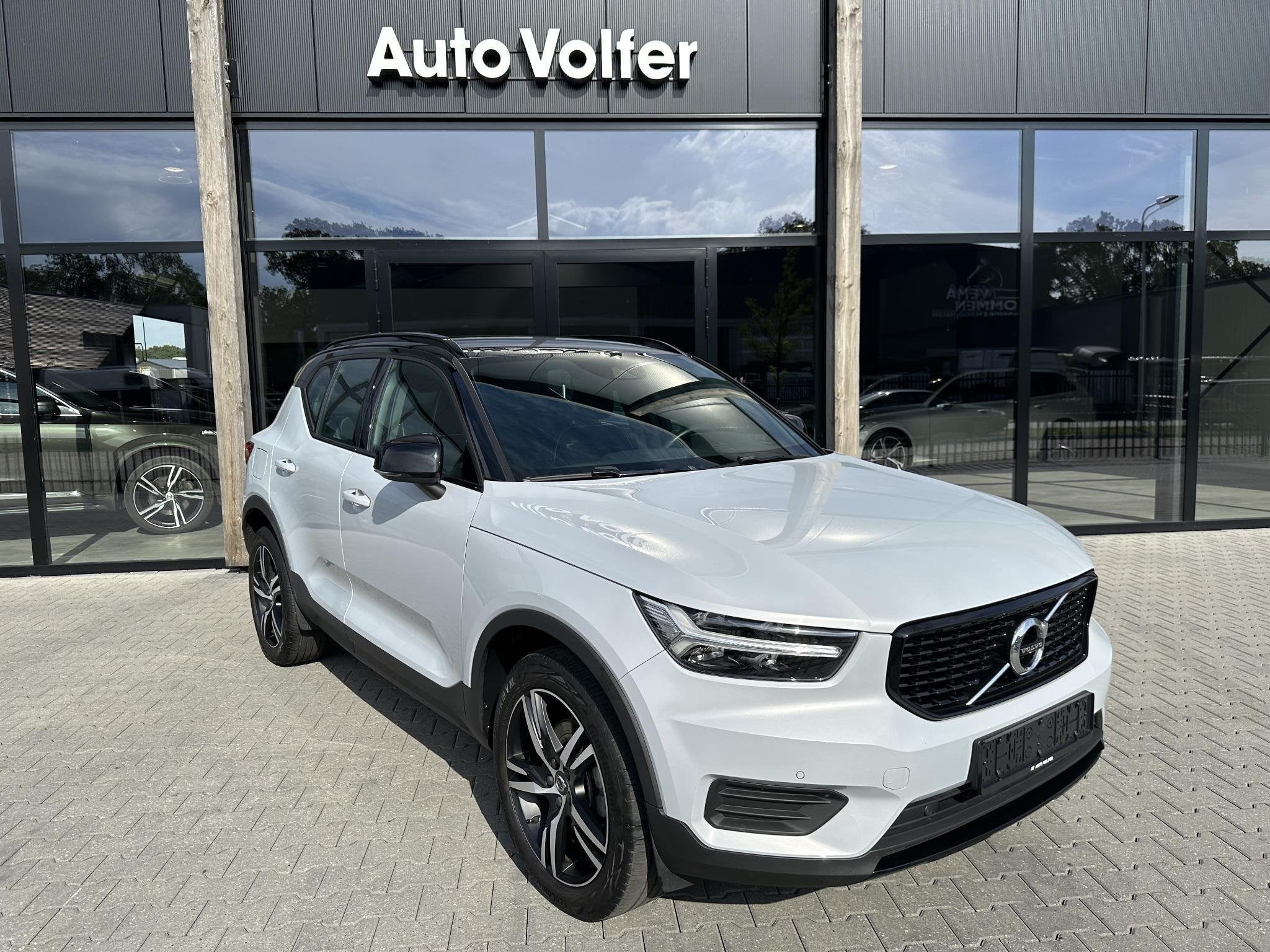 Volvo XC40 2.0 T4 R-Design H&K/ACC/Blis/Cam, 1969 cc, Wit, Volvo Nederland B.V., Benzine