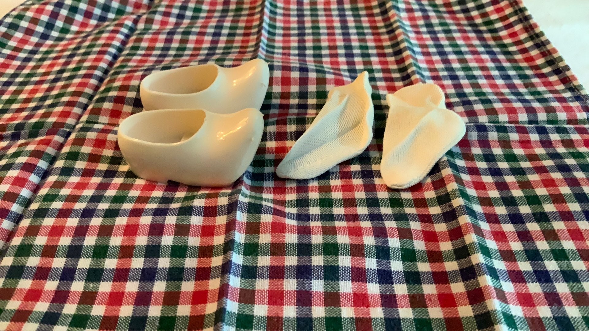 Klompjes met sokjes voor poppen wit/ zoolmaat 3 cm., Verzamelen, Poppen, Ophalen of Verzenden, Zo goed als nieuw, Pop