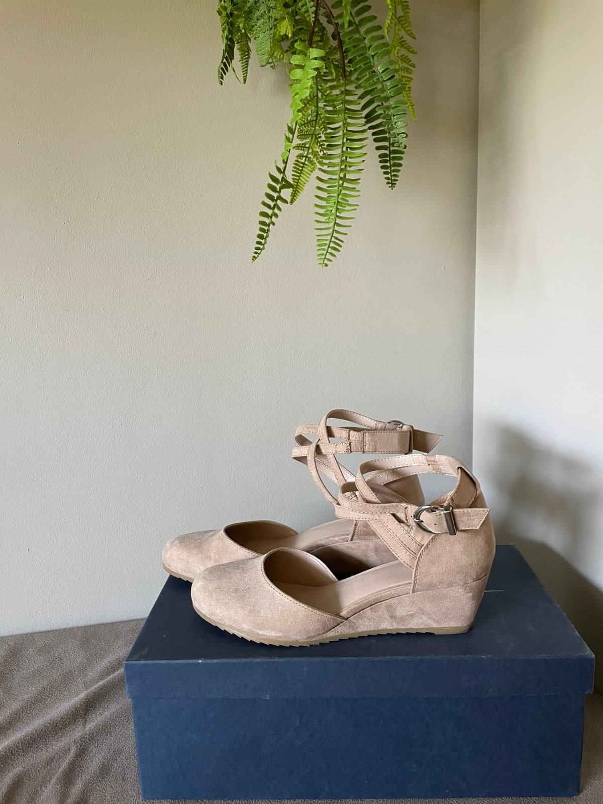 Als nieuw: suede pump sleehak dichte teen maat 40, Ophalen of Verzenden, Zo goed als nieuw, Beige