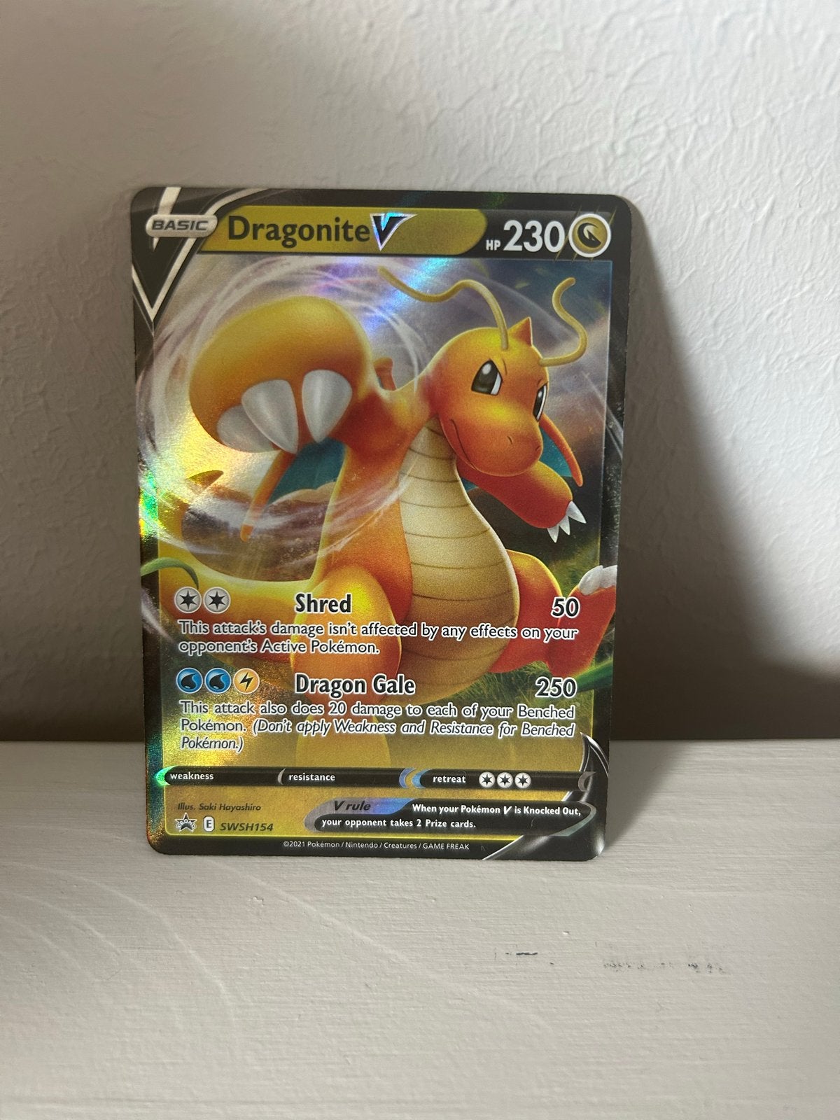 Dragonite V Pokémon kaart - SWSH154 - Extreem goede staat, Ophalen of Verzenden, Zo goed als nieuw, Losse kaart, Foil