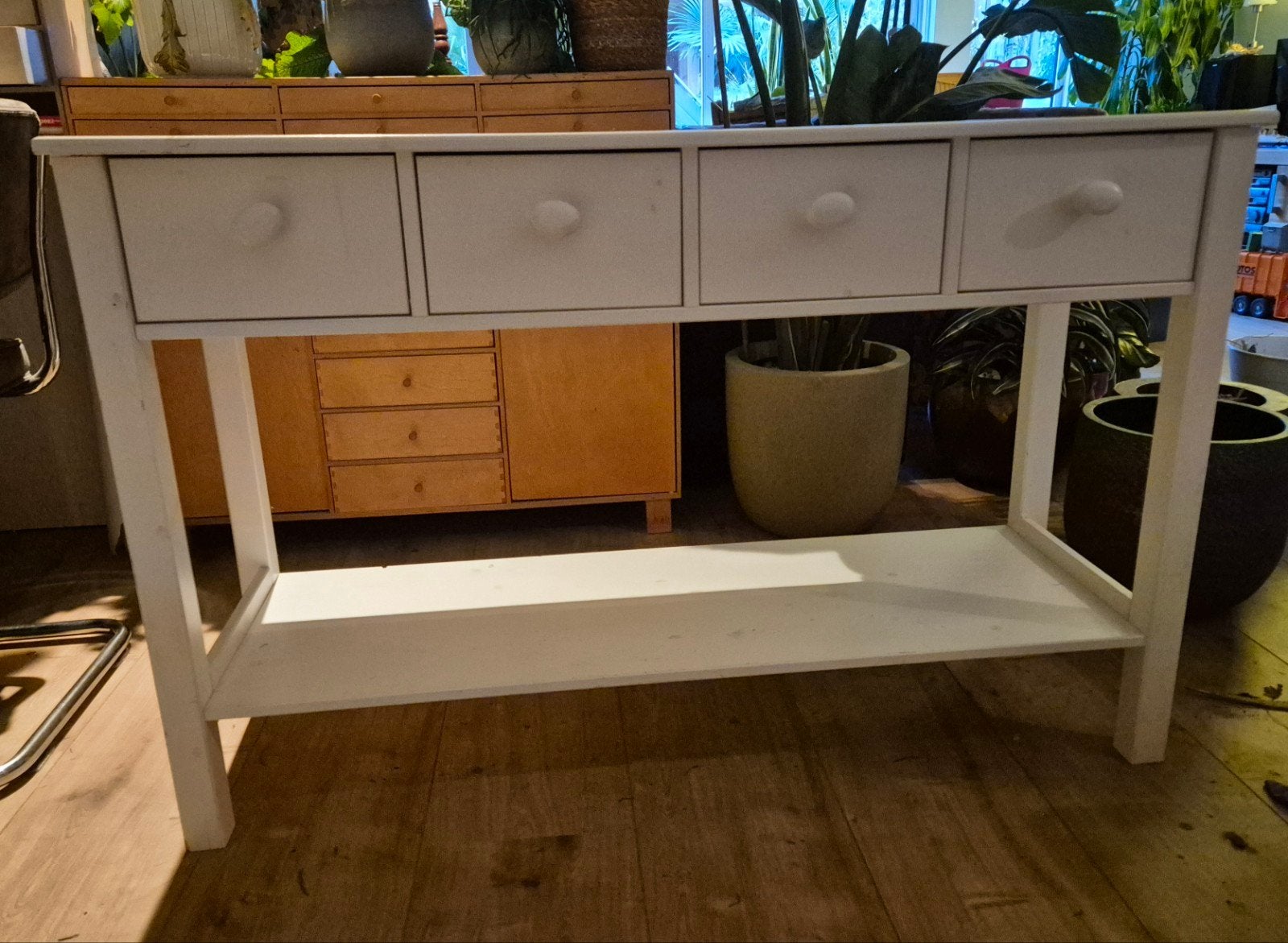 Stevige grenen witgeschilderde sidetable met lades-Apeldoorn, Ophalen, Gebruikt, 100 tot 150 cm, 25 tot 50 cm