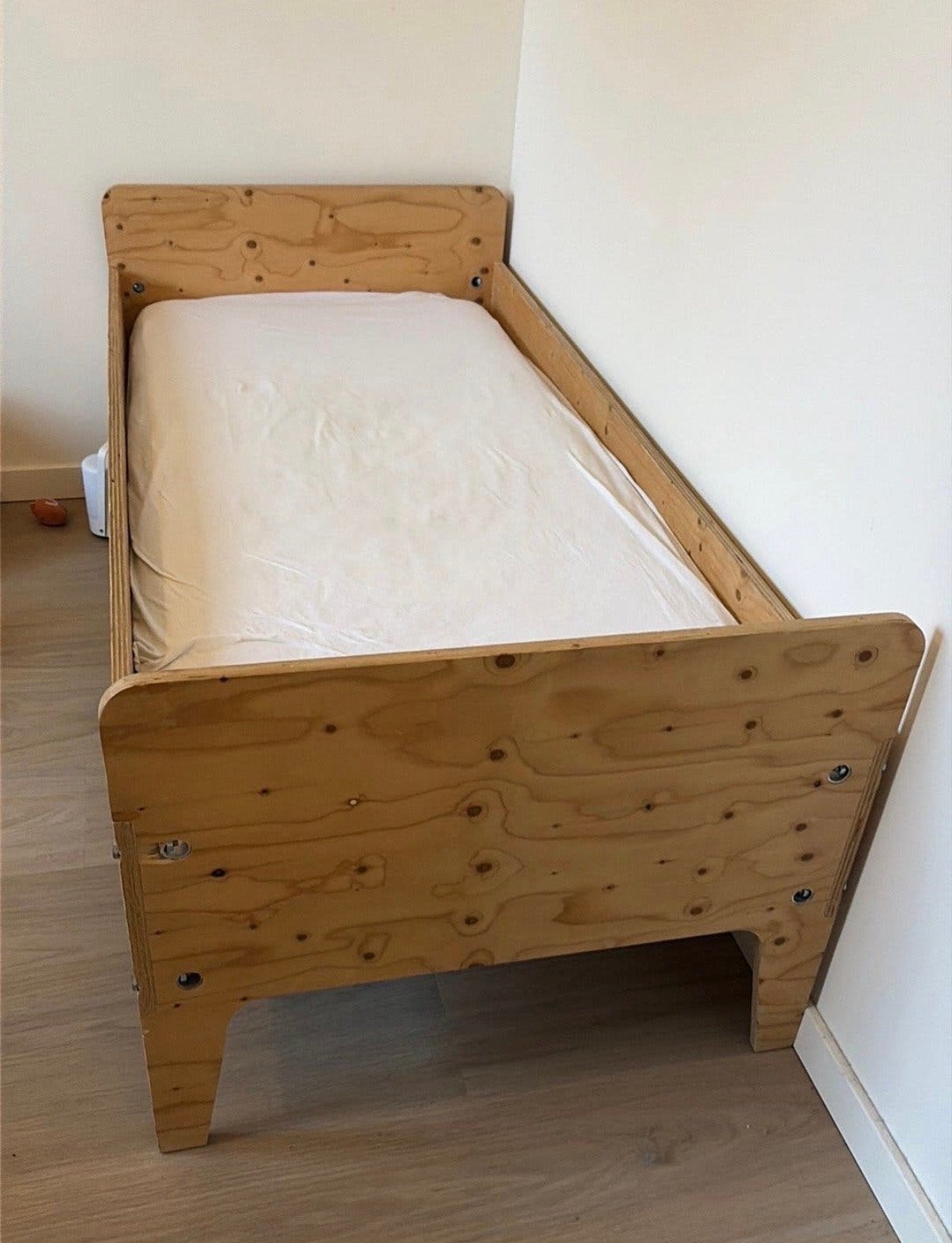 Peuterbed van hout, zo goed als nieuw, Kinderen en Baby's, Kinderkamer | Bedden, Ophalen, 70 tot 85 cm, 140 tot 160 cm, Zo goed als nieuw