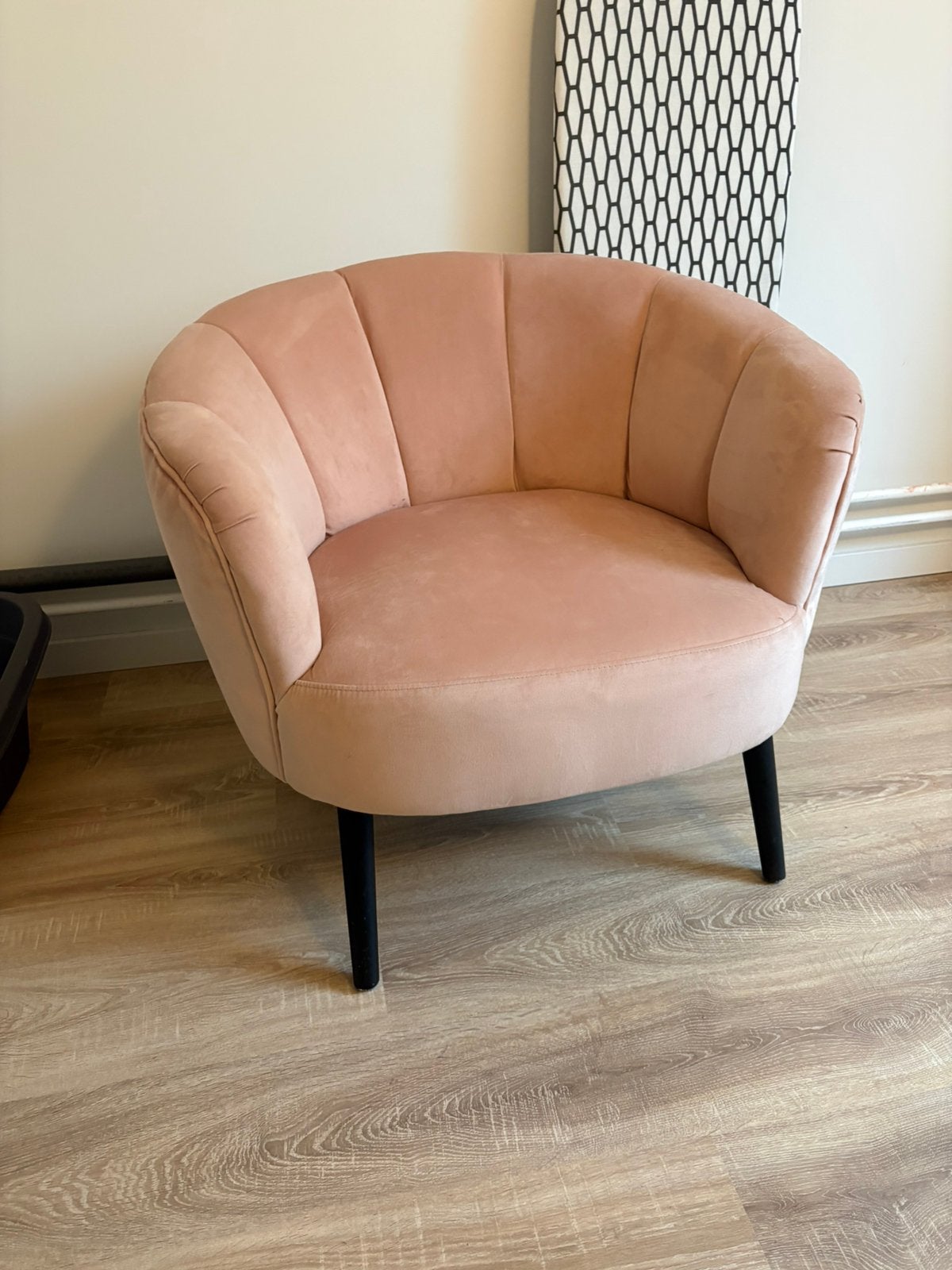 Roze velours schelpstoel met zwarte poten, Ophalen, Zo goed als nieuw