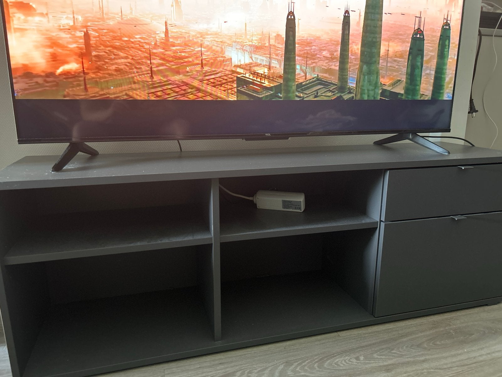 Modern TV-meubel met opbergruimte - Donkergrijs, Ophalen, Gebruikt, 100 tot 150 cm, Minder dan 100 cm