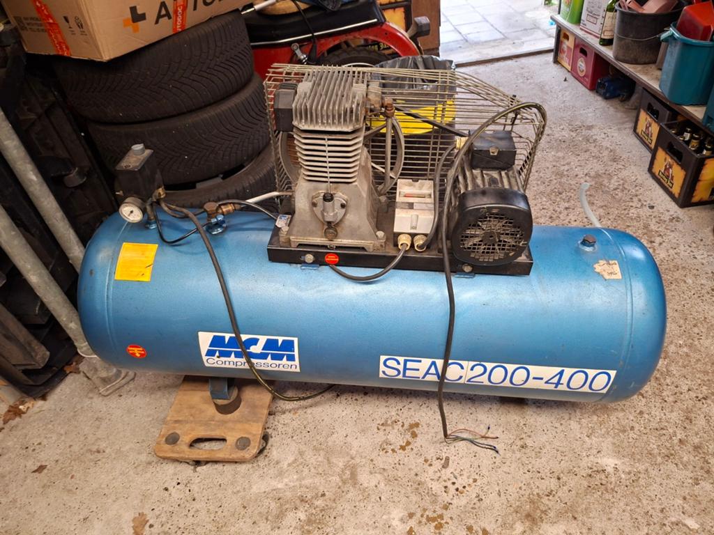 Compressor 200L bijna nieuw met aansturingkastje, Doe-het-zelf en Verbouw, Compressors, Zo goed als nieuw, 6 tot 10 bar, 100 liter of meer