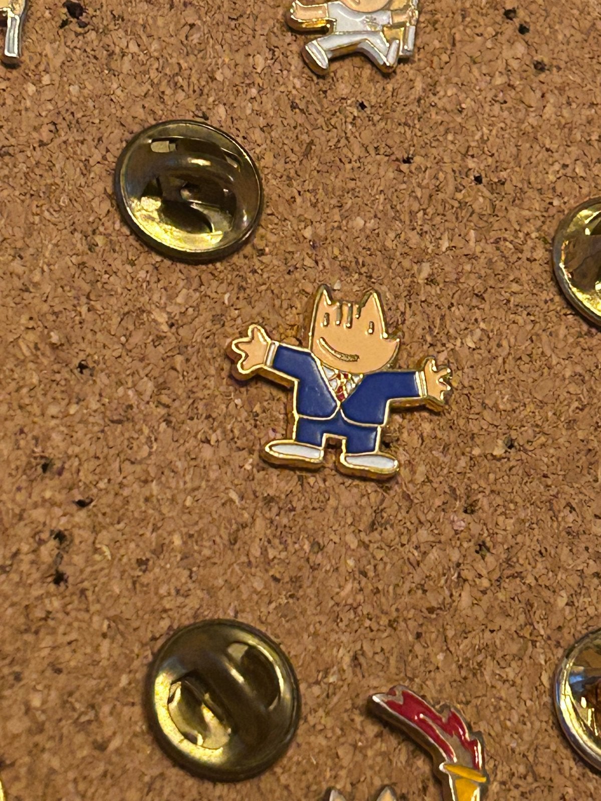 Olympische spelen pin Cobi in pak, Ophalen of Verzenden, Gebruikt, Dier of Natuur, Speldje of Pin