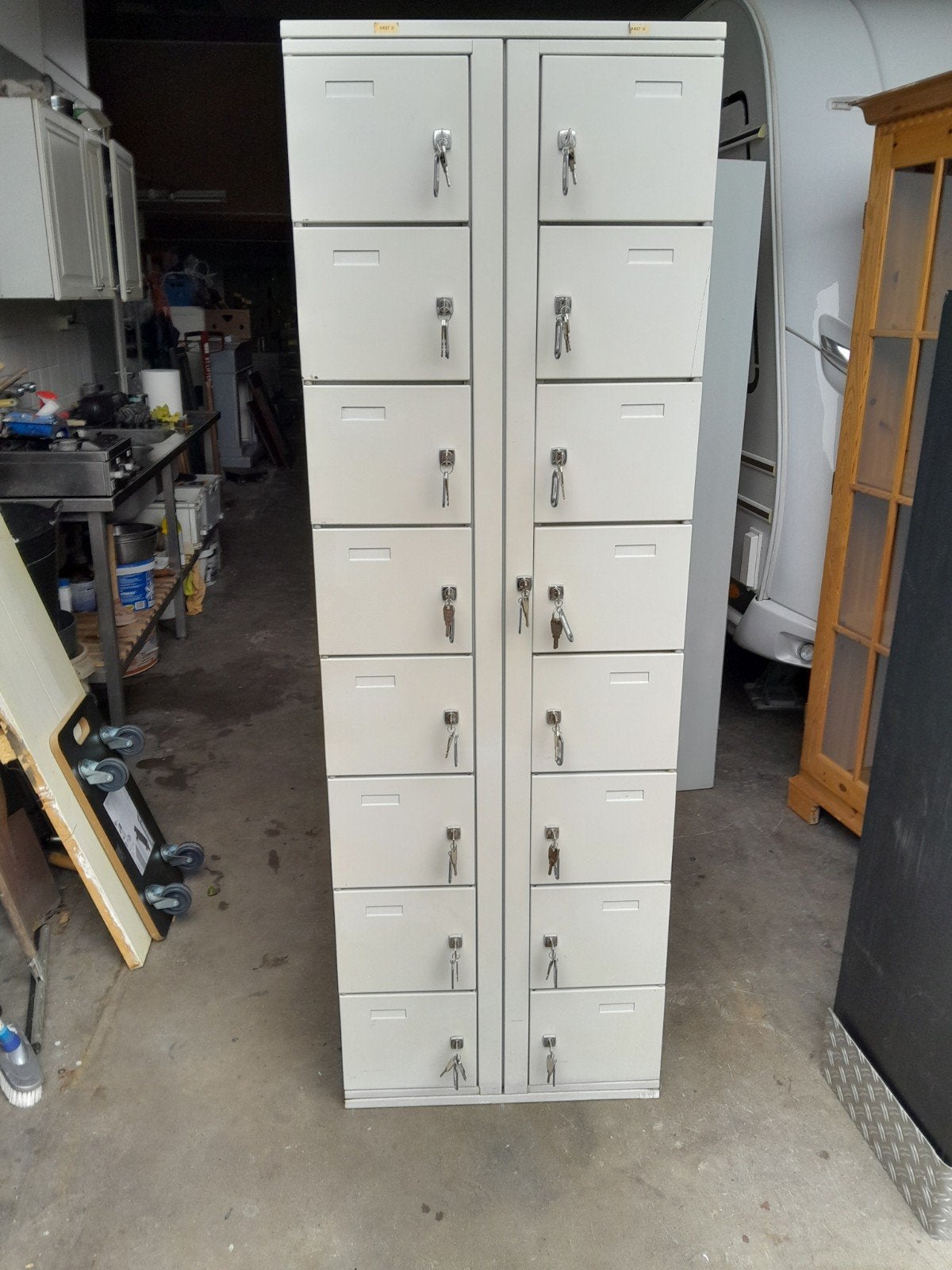 16 deurs lockerkast, Ophalen