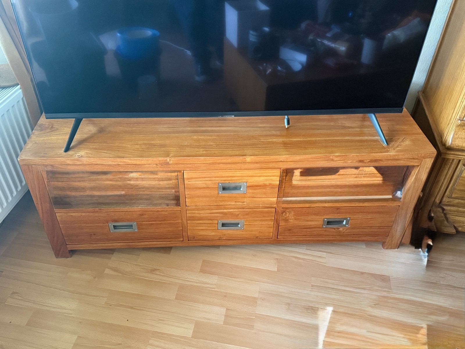 Teak houten tv meubel met rvs handgrepen, Ophalen, Gebruikt, 100 tot 150 cm, Teakhout