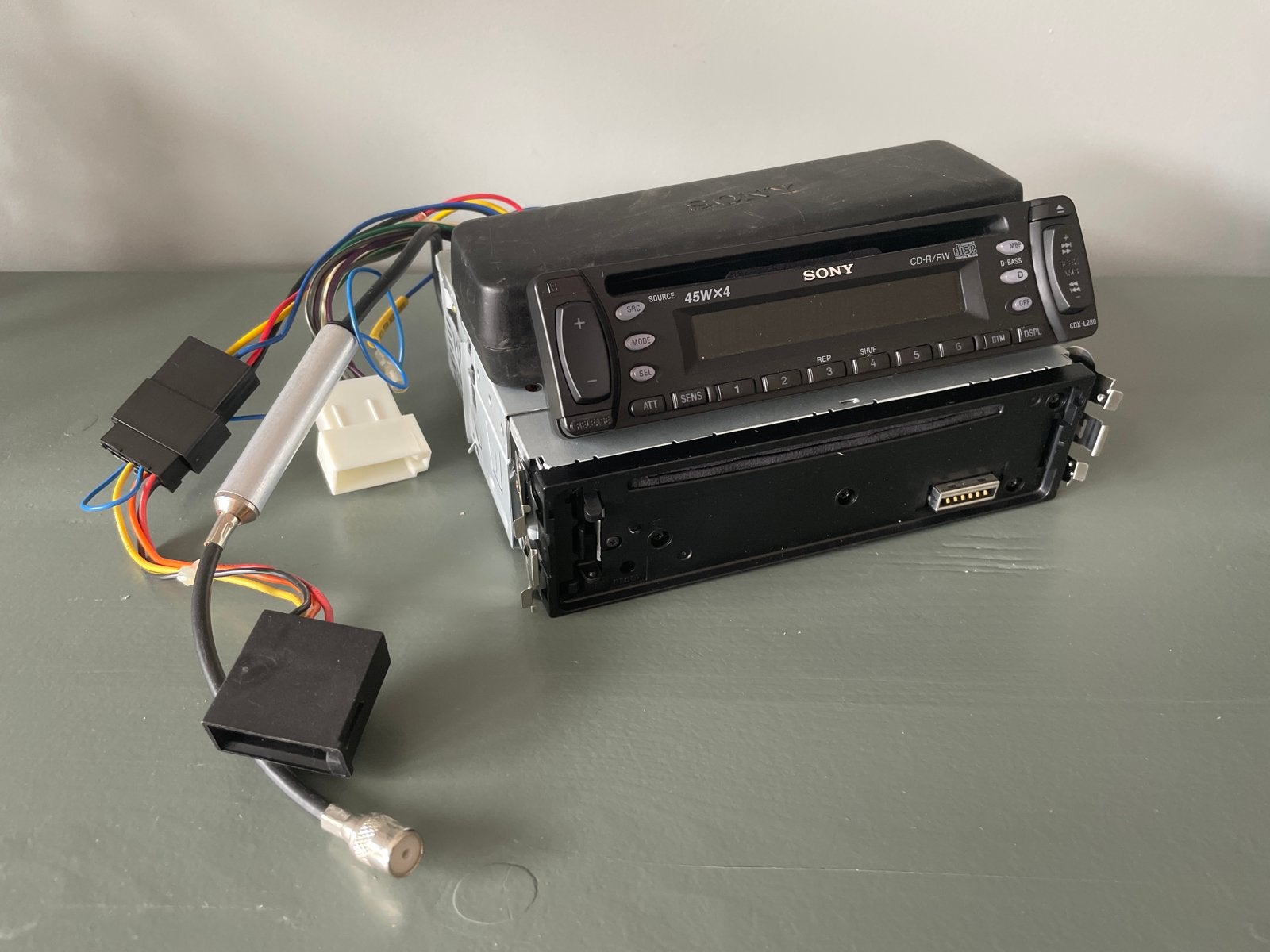 Sony Autoradio met CD-speler en aansluitkabels, Auto diversen, Ophalen of Verzenden, Gebruikt