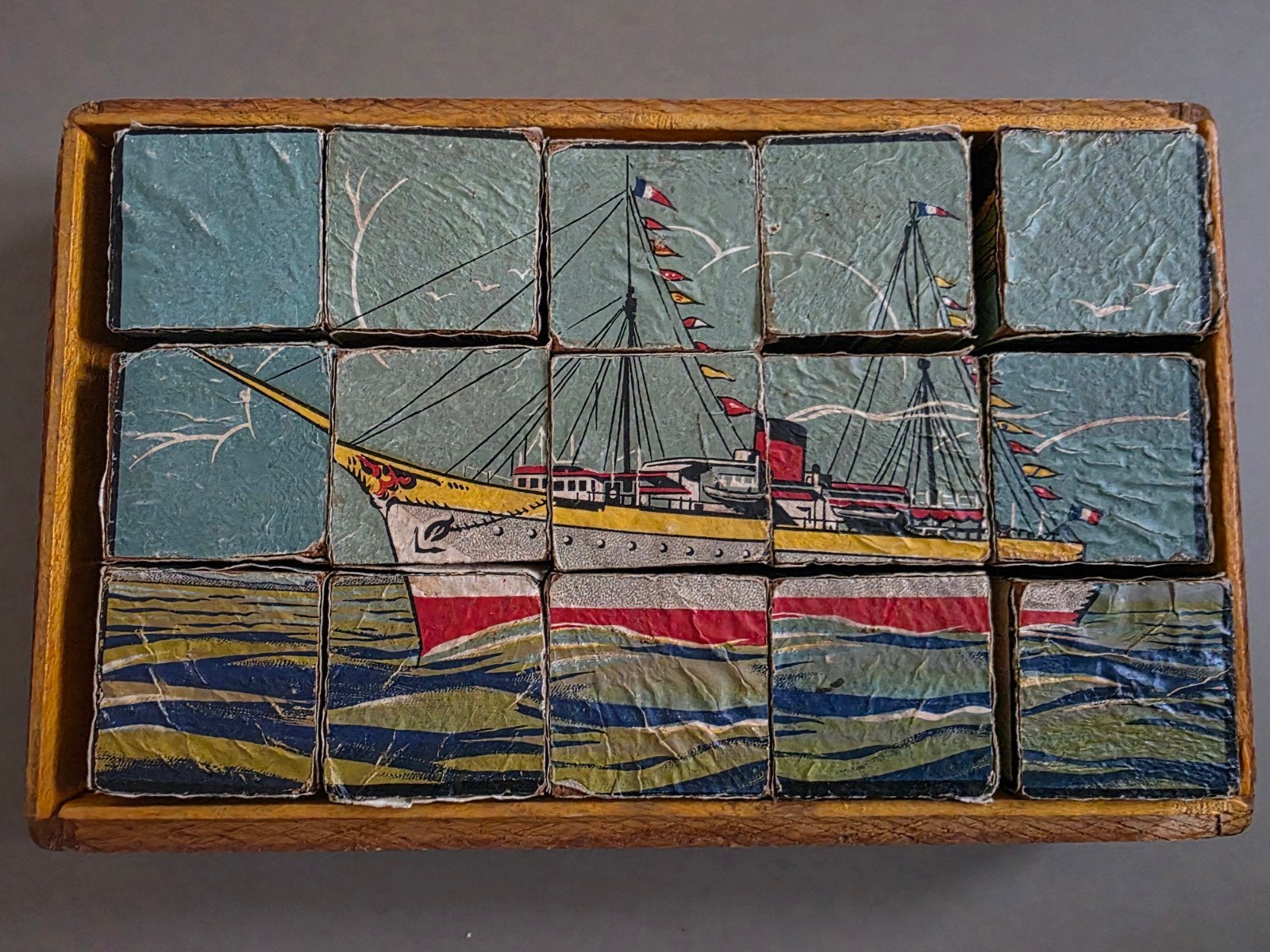 135) ANTIEKE PUZZLE IN HOUTEN KISTJE, Verzenden