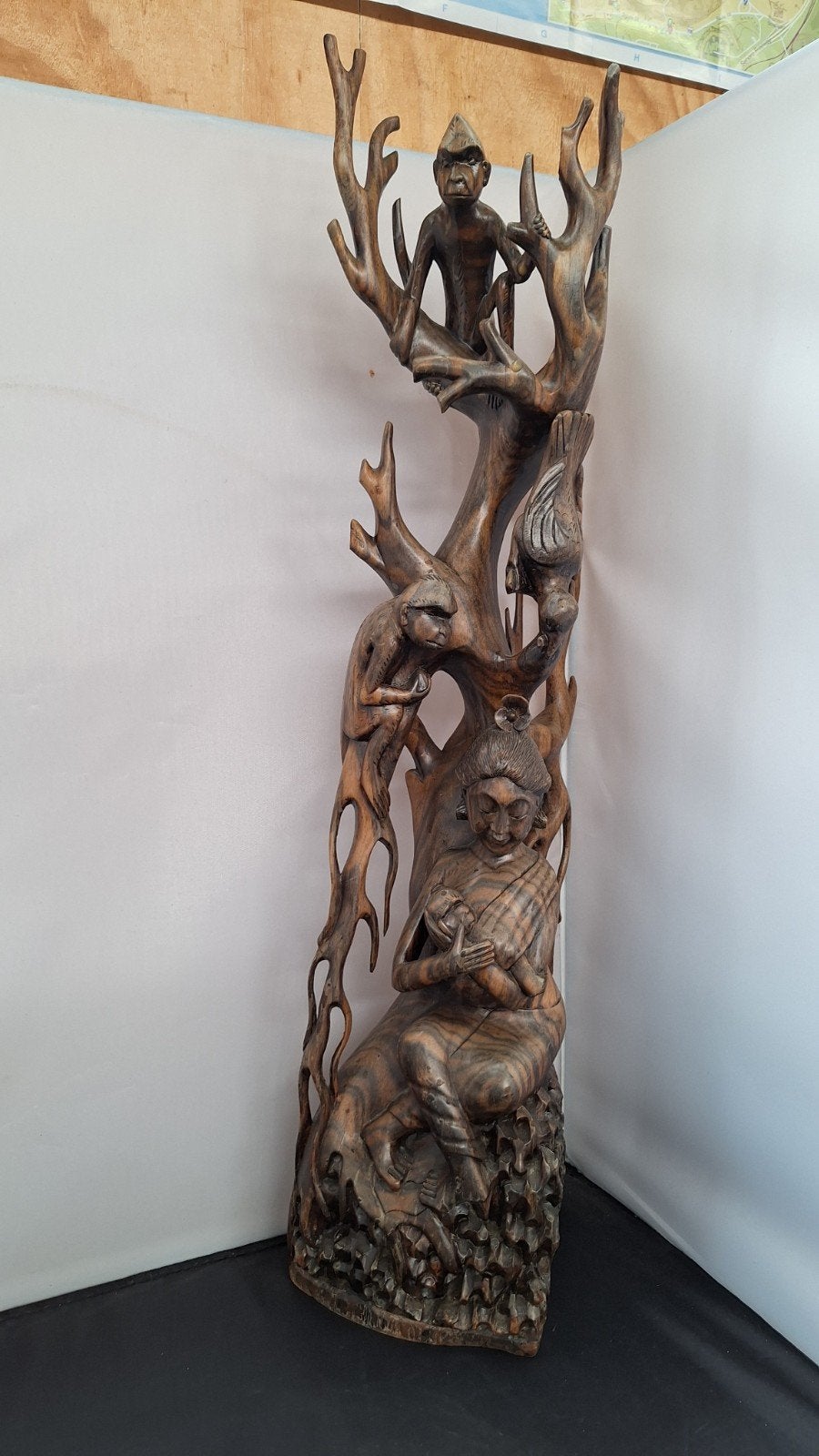 Uniek handgesneden houten beeld met apen, vogel en vrouw, Antiek en Kunst, Overige onderwerpen, Handgemaakt, Beeld, Hout