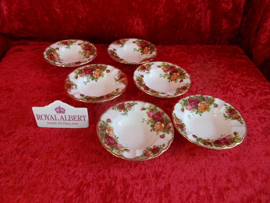 Royal Albert Old Country Roses  schaaltje/bordje, Ophalen of Verzenden, Zo goed als nieuw, Porselein, Bord of Schaal