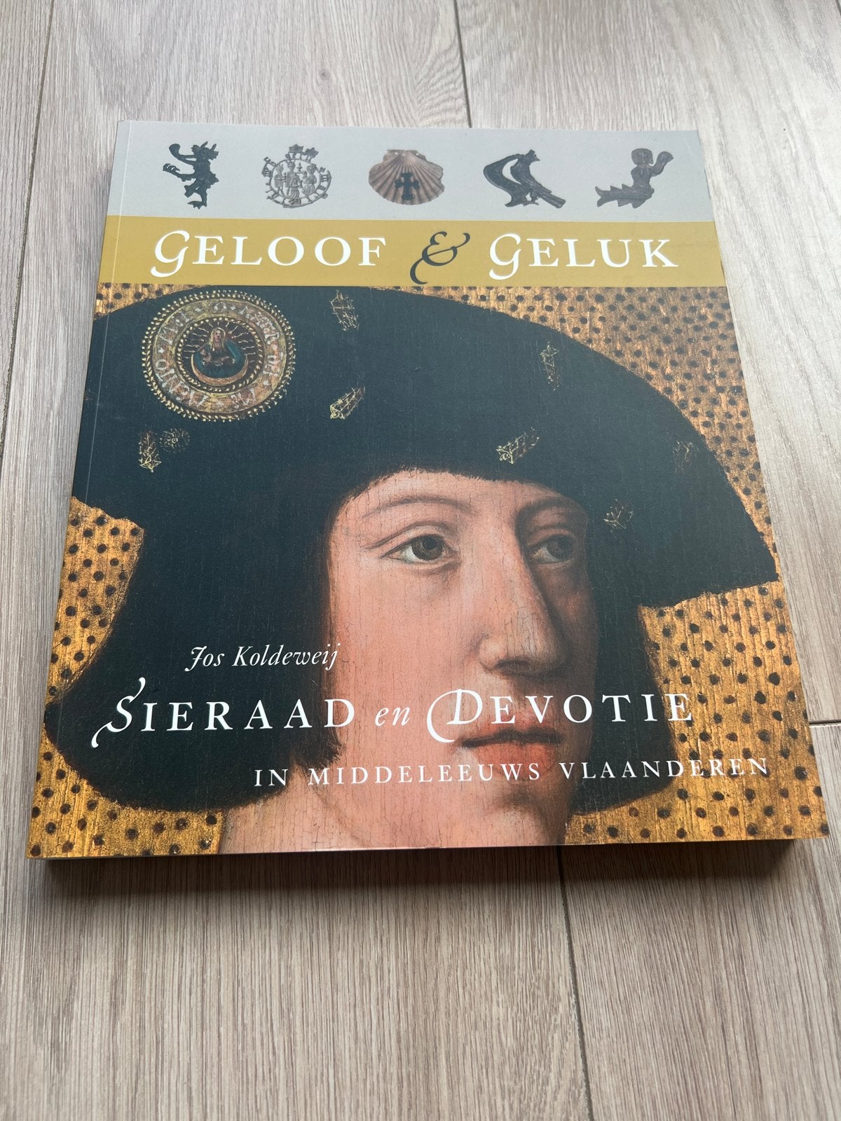 Pelgrimsinsignes -Geloof & Geluk: Sieraad en Devotie in M.E., Ophalen of Verzenden, Nieuw