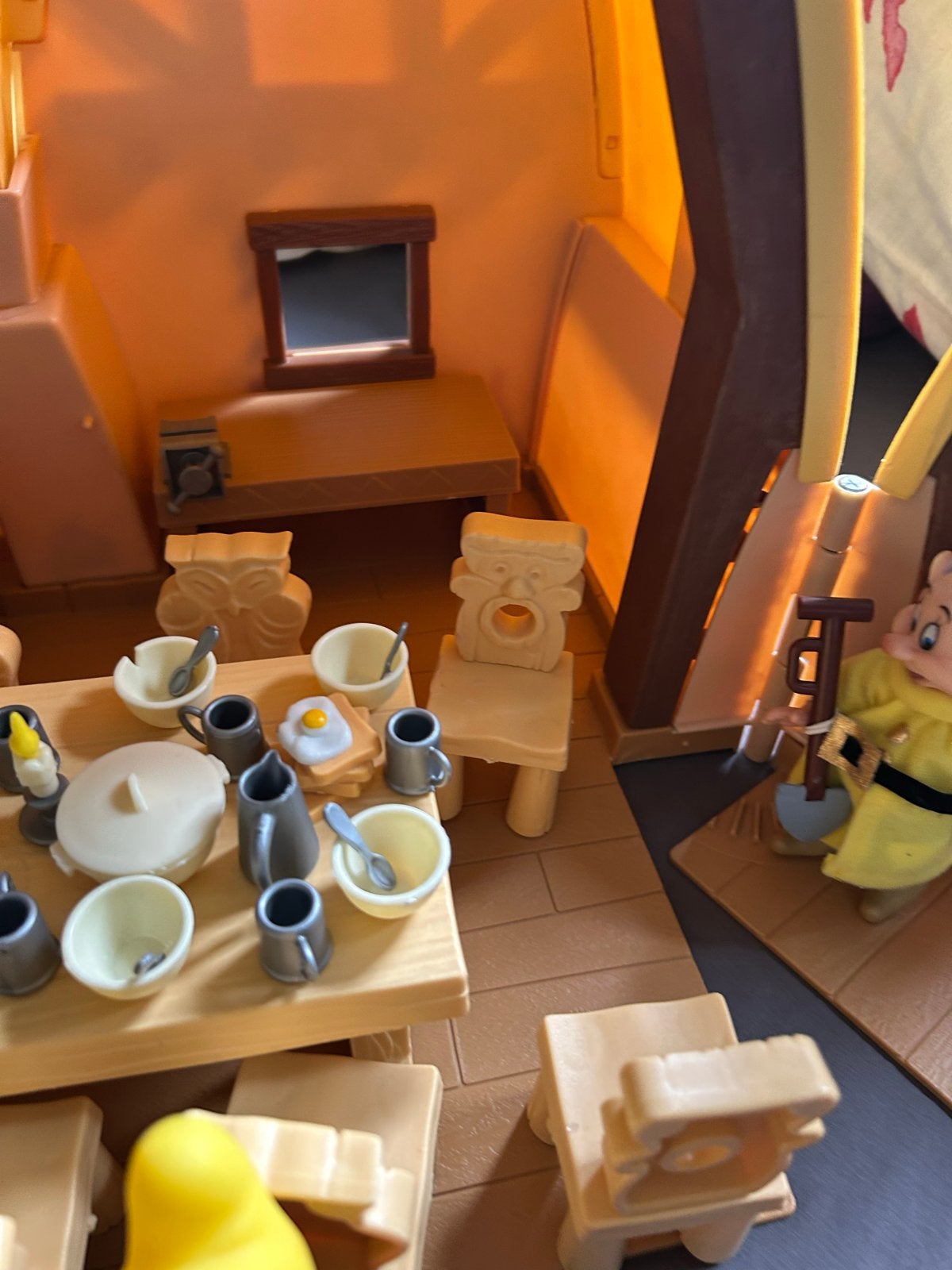 Foto 15 van Compleet Disney Sneeuwwitje huis met poppen en accessoires