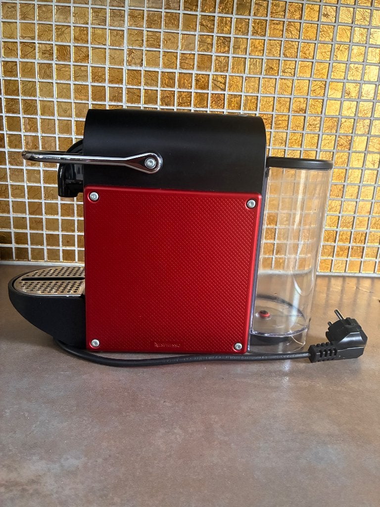 Nespresso Pixie Koffiemachine – Compact & Snel – Rood/Zwart, Gebruikt, Koffiemachine, Ophalen of Verzenden, 1 kopje