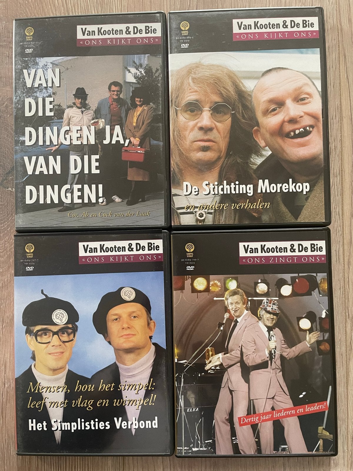 4x DVD Van Kooten De Bie Ons Kijkt Ons Simplistisch Verbond, Alle leeftijden, Ophalen of Verzenden, Zo goed als nieuw, Komedie