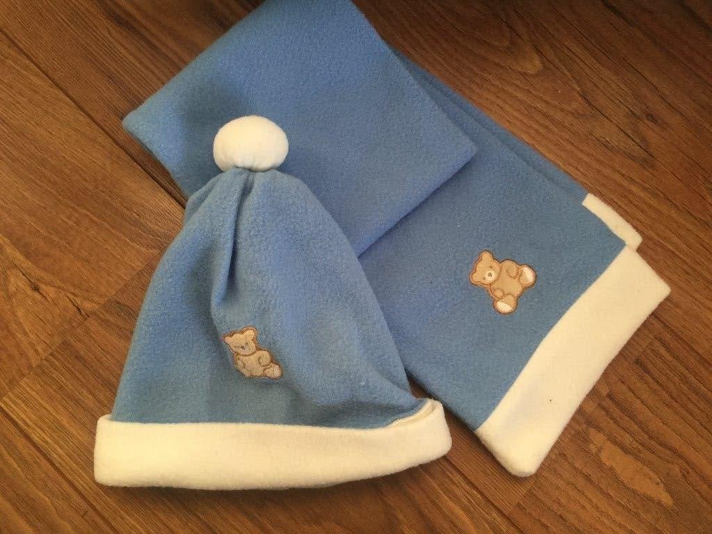 Damart blauwe wit teddy muts met pompon en sjaal maat 104, Setje, Jongen of Meisje, Damart, Nieuw