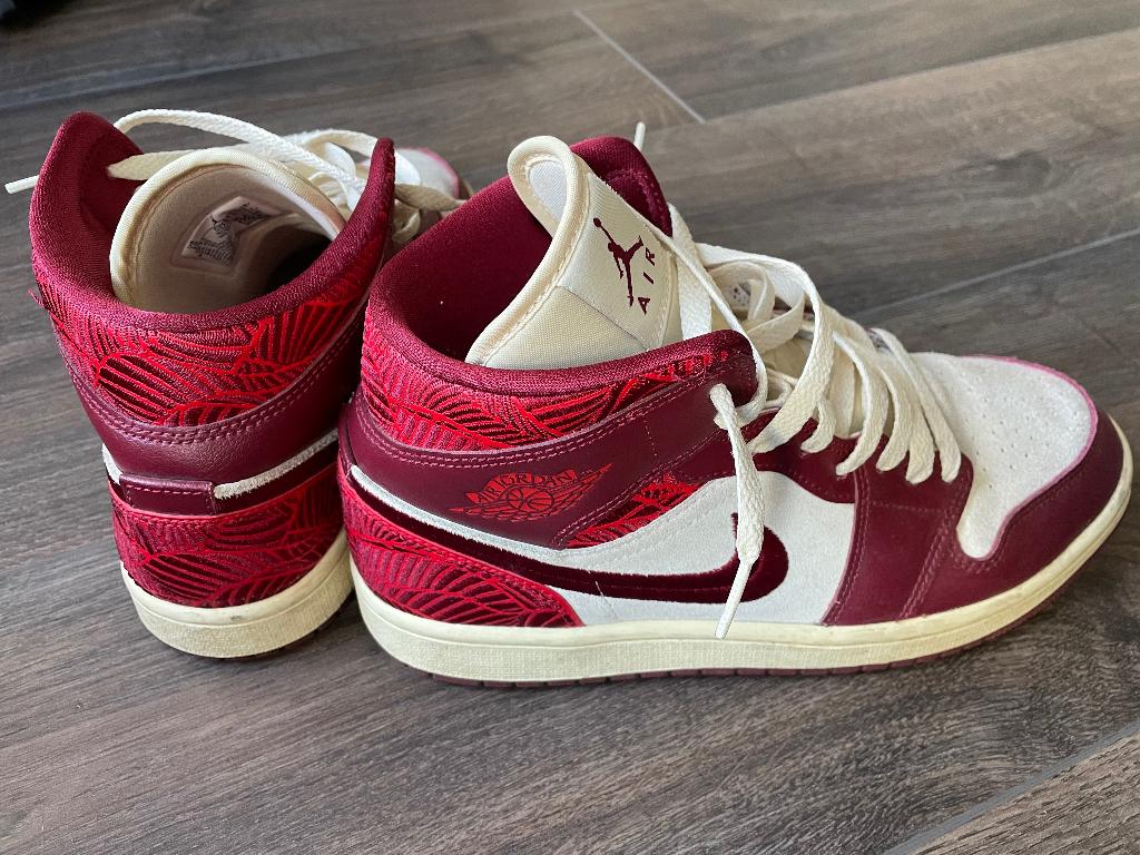 Air Jordan 1 Mid SE Tiki Leaf, Nike Air Jordan, Verzenden, Rood, Sneakers of Gympen