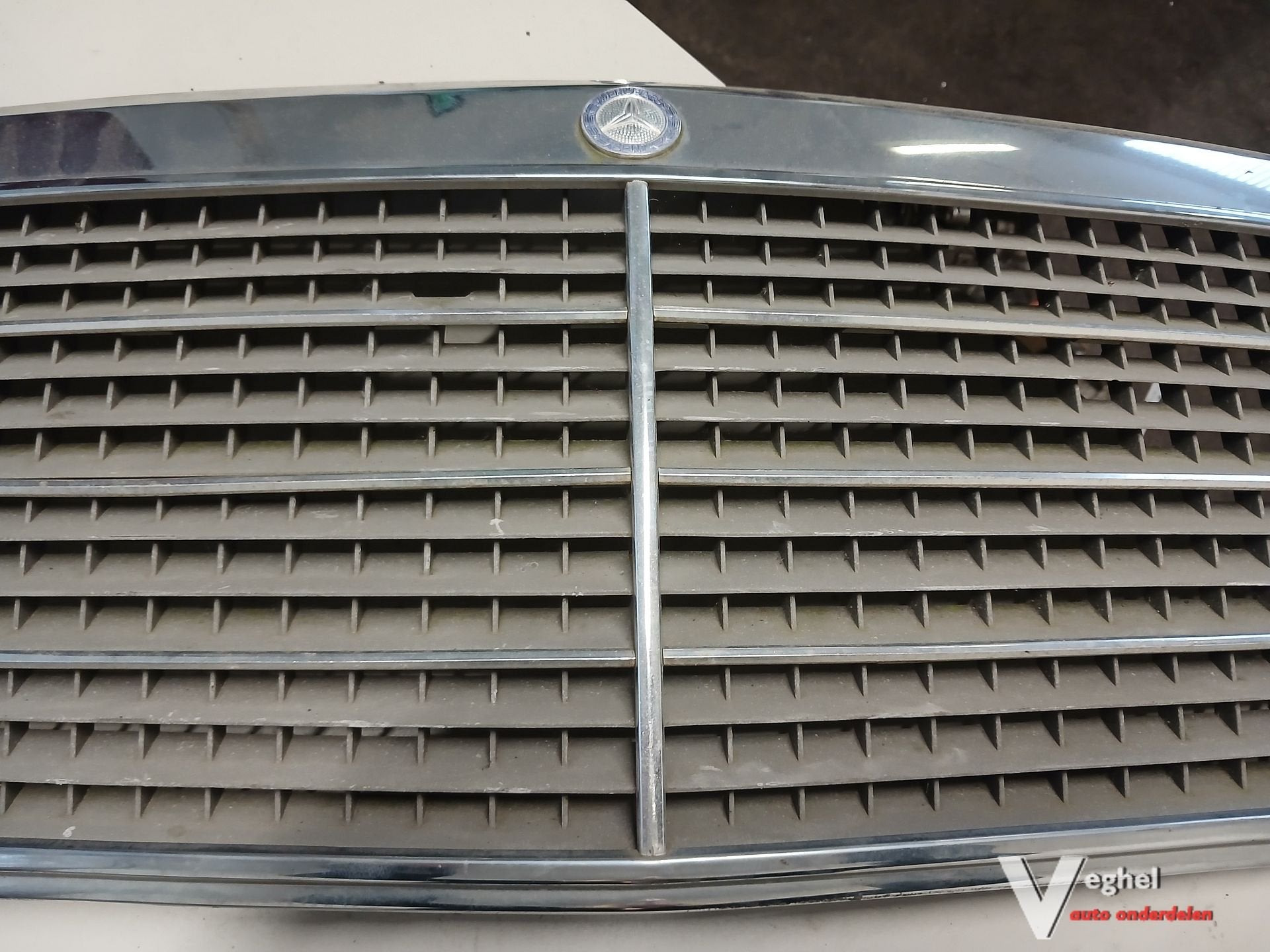 MB W124 sedan Grille '85, Gebruikt, -, -, Ophalen of Verzenden