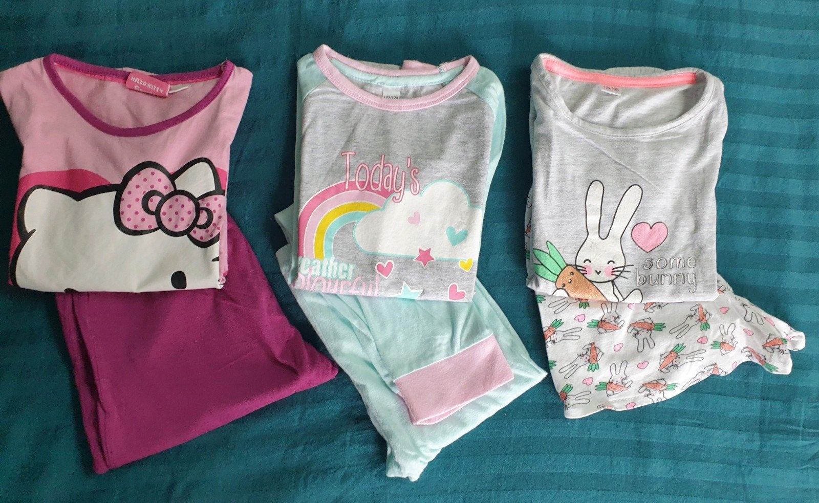 Drie pyjama's voor meisjes, maat 122-128, Kinderen en Baby's, Kinderkleding | Maat 122, Nacht- of Onderkleding, Meisje, Zo goed als nieuw