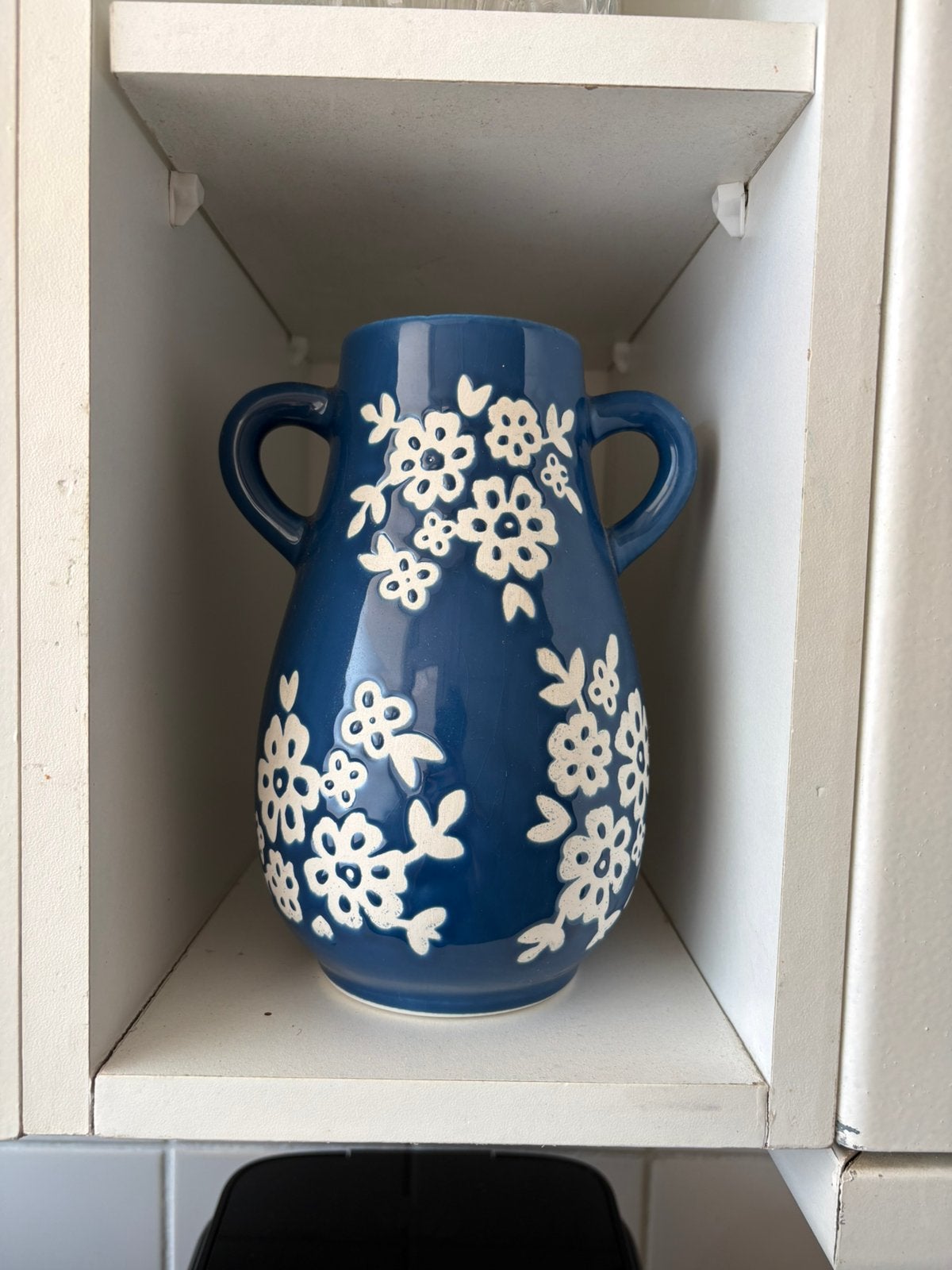 Blauwe vaas met bloemen, Ophalen