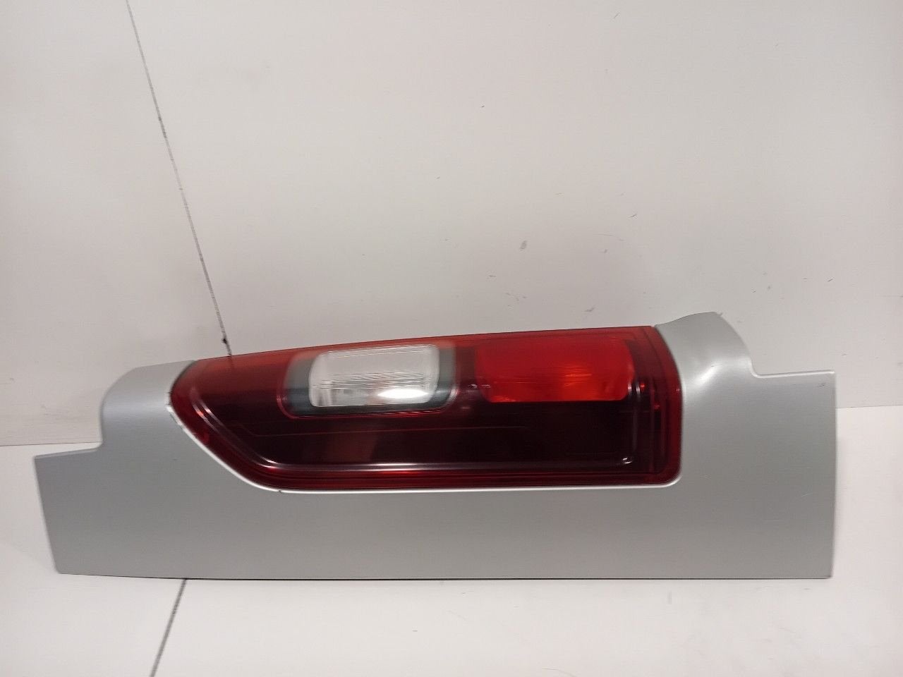 Achterlicht links buiten Renault Trafic, Onderdelen@venauto.nl, Van der Ven Autorecycling B.V., Gebruikt, Ettenseweg 76, 4706 PB Roosendaal, The Netherlands