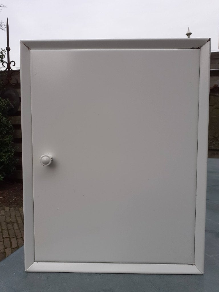 Vintage metalen medicijnkastje in 4 vakjes, Minder dan 50 cm, Gebruikt, Ophalen of Verzenden, Minder dan 100 cm