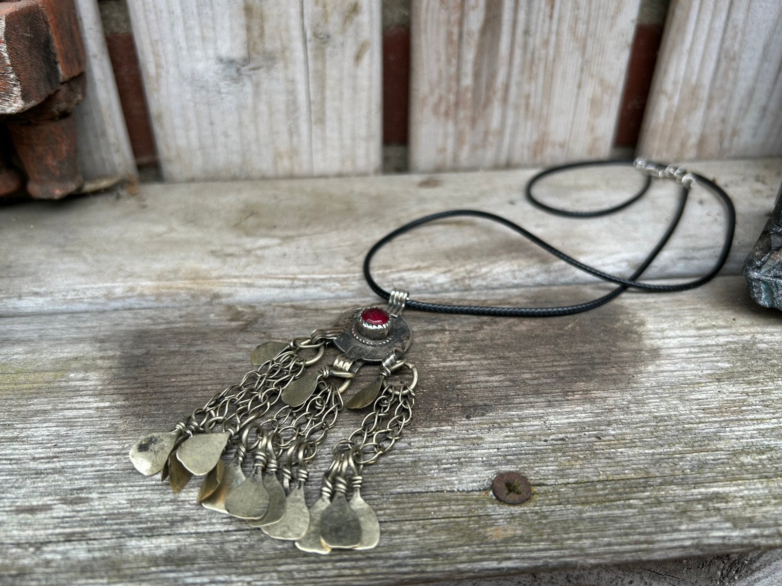 Prachtige Afghaanse Kuchi hanger aan leren ketting., Sieraden, Tassen en Uiterlijk, Ophalen of Verzenden, Overige materialen, Ketting