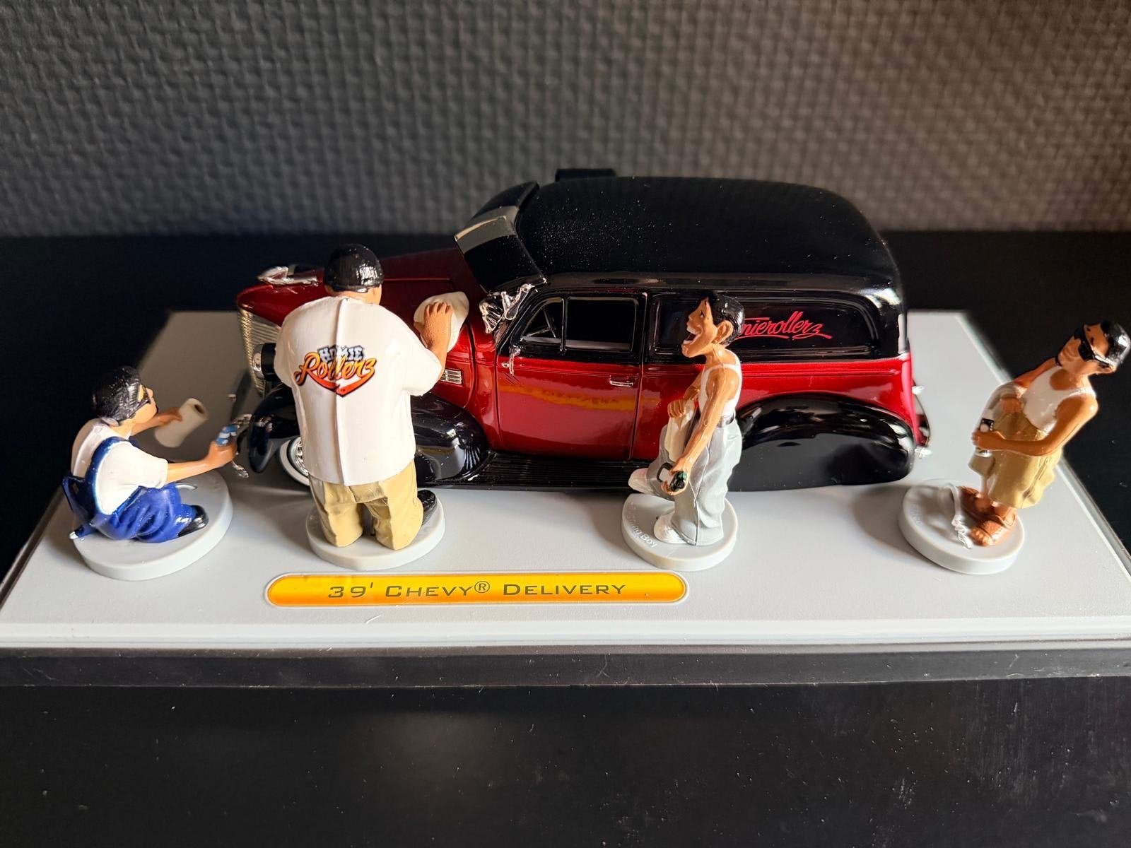 39' Chevy Delivery modelauto met figuren, Ophalen of Verzenden, Zo goed als nieuw, Auto's