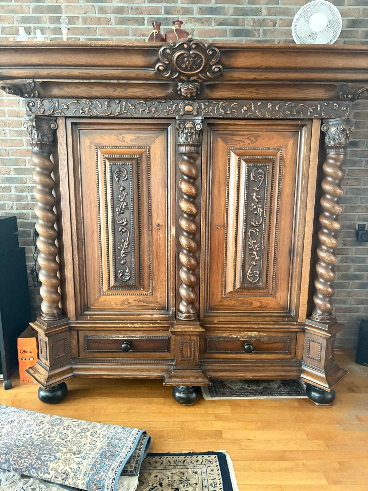 Antieke handgemaakte Mechelse houten robuuste vintage kast, Ophalen