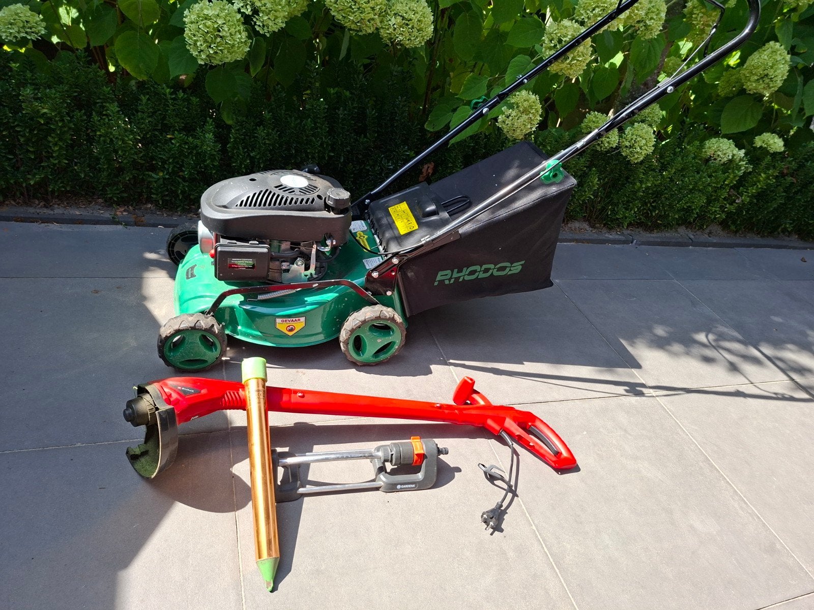 Complete Gazon Onderhoud Set: Grasmaaier, Trimmer, Sproeier, Ophalen