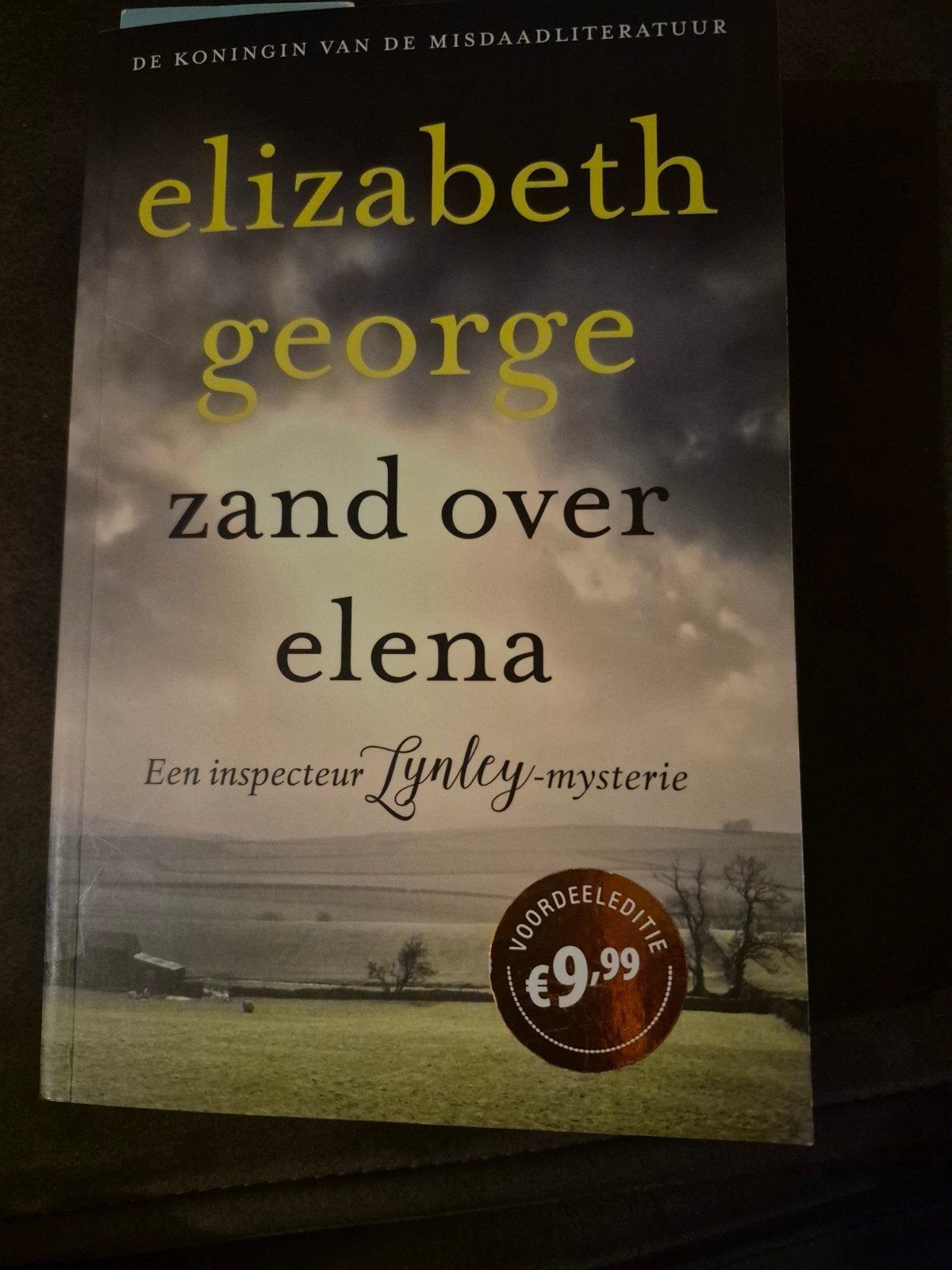 Elizabeth George - Zand over Elena (Inspecteur Lynley), Boeken, Ophalen of Verzenden, Zo goed als nieuw, Elizabeth George