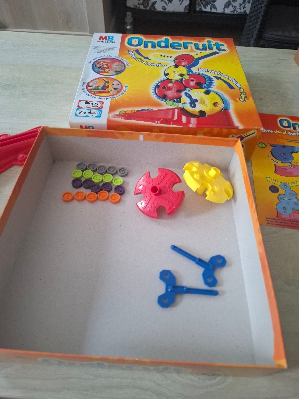 Onderuit bordspel van MB Spellen, compleet en in goede staat, Consumentenservice@hasbro.nl, Postbus 9010, 3500 GA Utrecht, Een of twee spelers