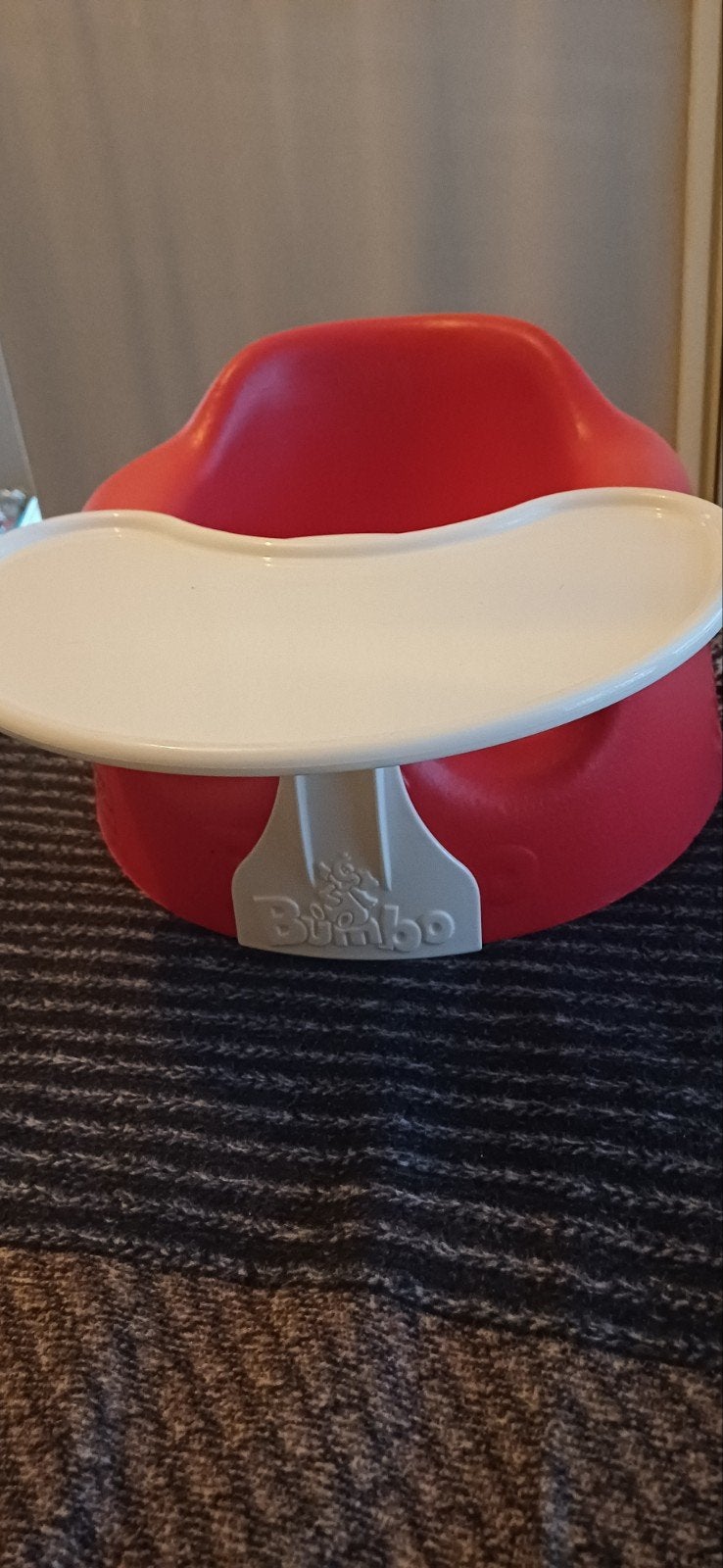 Bumbo vloerstoeltje met eetblad - rood, Kinderen en Baby's, Kinderstoelen, Ophalen of Verzenden, Gebruikt, Overige typen, Afneembaar eetblad