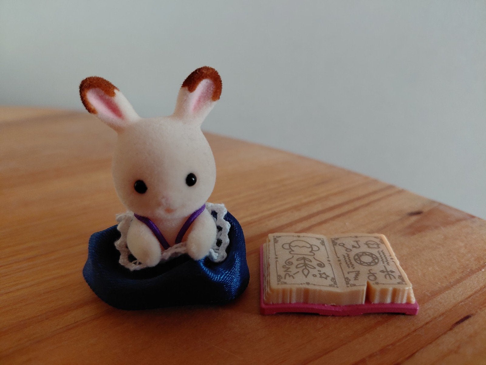 Sylvanian families zittend babykonijn/boek compleet, Ophalen of Verzenden, Zo goed als nieuw