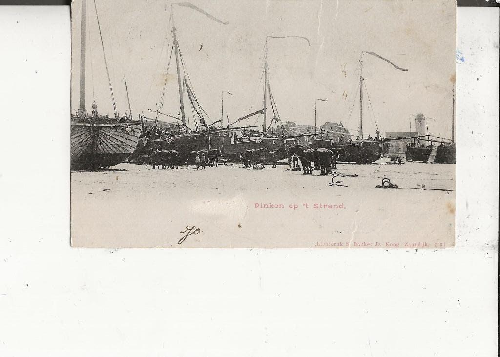 Scheveningen Bomschuiten en pinken op het strand 28 mei 1904, Ophalen of Verzenden, Voor 1920, Zuid-Holland