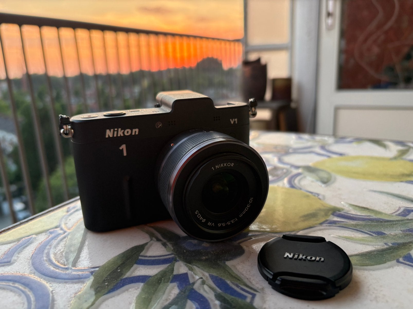 Nikon 1 v1 met 10-30mm zoomlens, Gebruikt, 10 megapixels, Ophalen of Verzenden, Systeemcamera